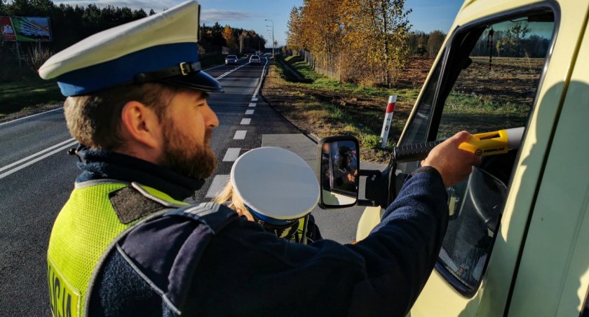Nietrzeźwy kierowca wpadł, bo nie założył maseczki