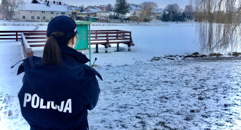Uwaga na zamarzniętych stawach, jeziorach i rzekach