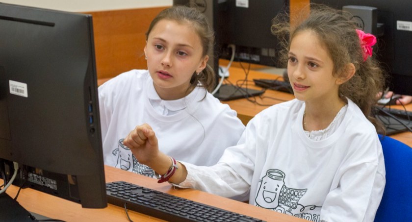 MEiN: Nauka zdalna w szkołach średnich i części klas szkół podstawowych
