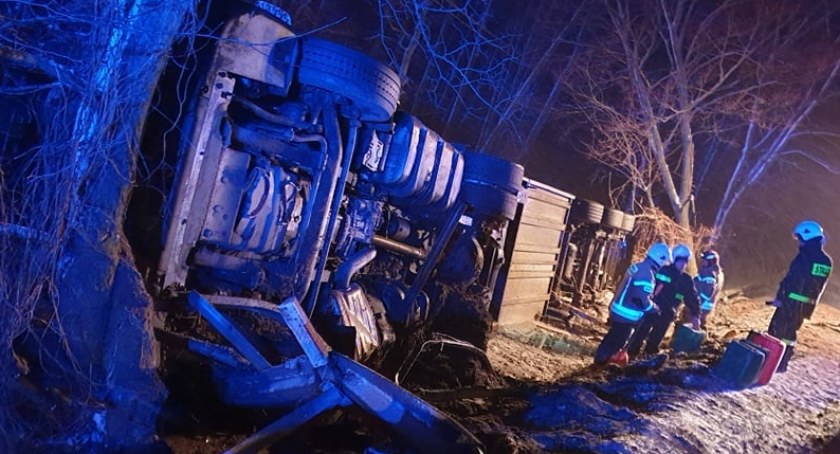 Ciężarówka w rowie na DK63 [FOTO]