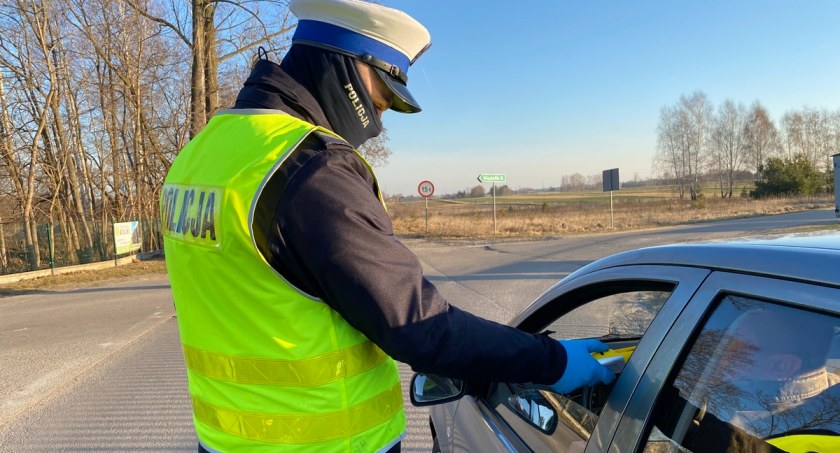 Dwóch kierowców straciło prawo jazdy. Nietrzeźwy poranek na zambrowskich drogach [FOTO]