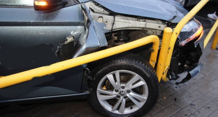 Skoda wjechała w barierki na moście [FOTO]