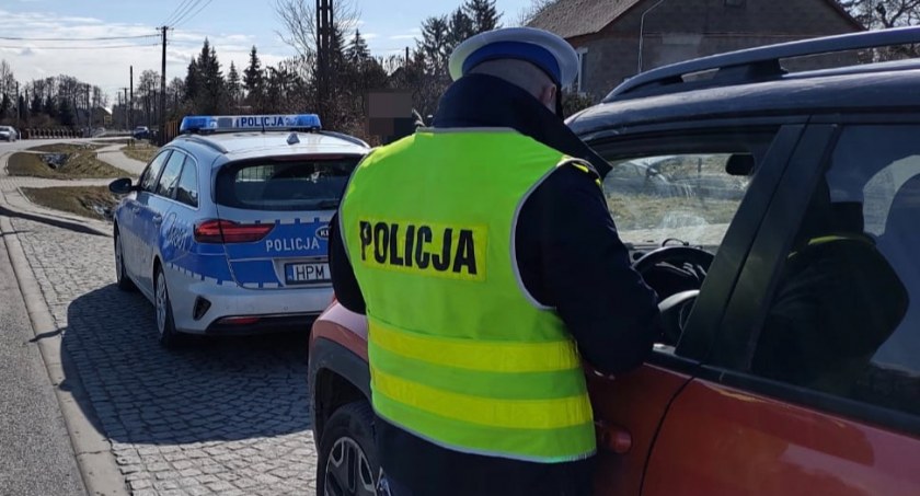 Nie miał nie tylko maseczki, ale również prawa jazdy
