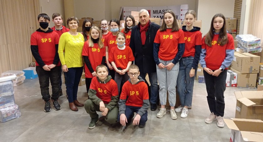 „Pomocna Piątka” pomagała przy pakowaniu darów dla Ukrainy