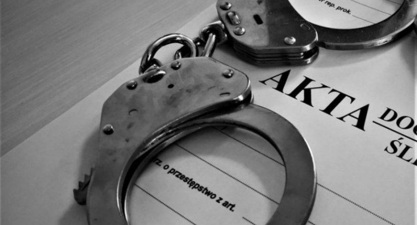 Wiemy, jaki zarzut usłyszał policjant z Zambrowa