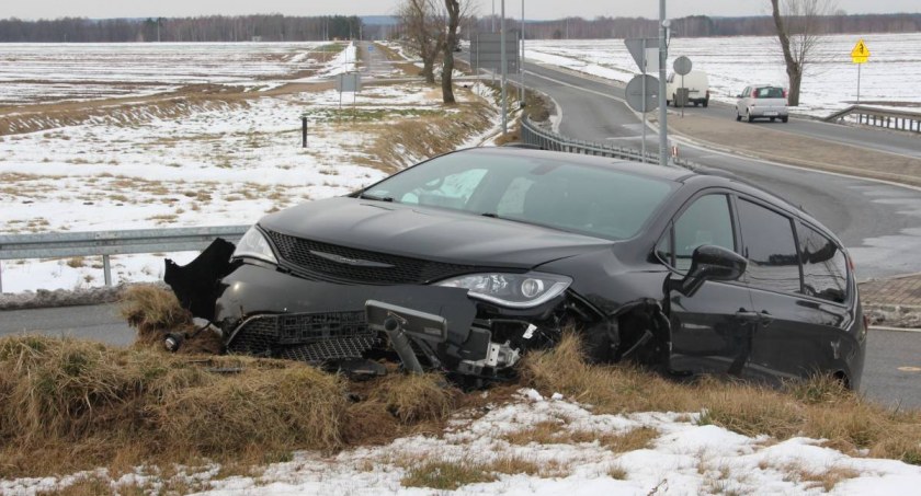 Chrysler wylądował na rondzie [FOTO]