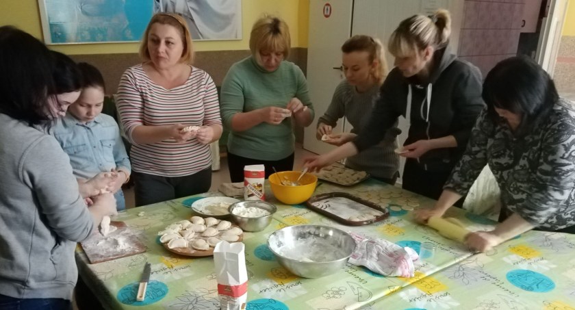 Pierożki, wareniki i pielmieni - panie z Ukrainy gotowały w Caritasie [FOTO]