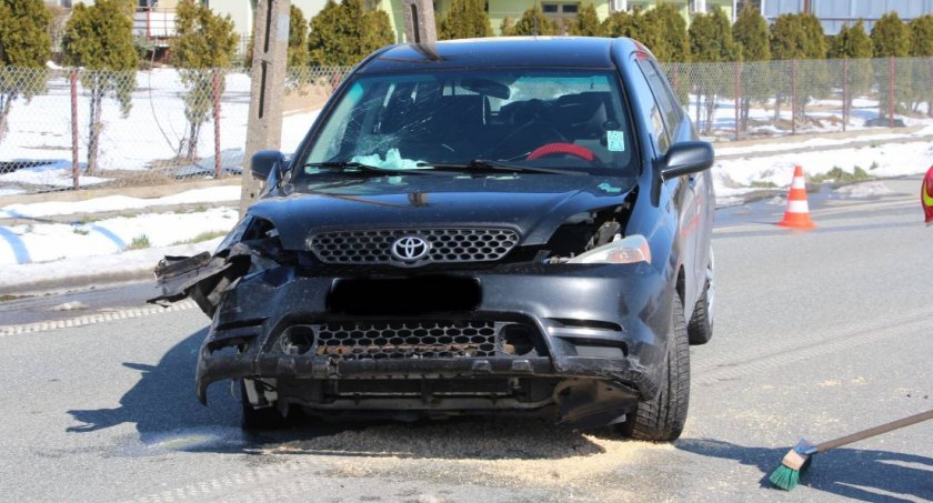 Toyotą wjechała w słup oświetleniowy. Aktualizacja [FOTO]
