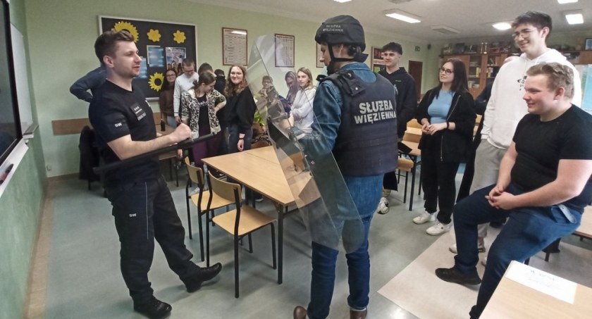 Młodzież spotkała się z więziennikami z Czerwonego Boru [FOTO]