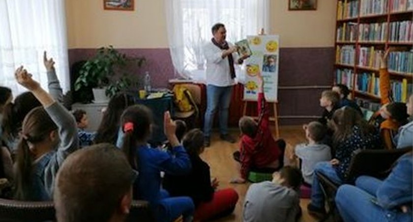 Grzegorz Kasdepke spotkał się z czytelnikami w Bibliotece Gminnej w Szumowie [FOTO]