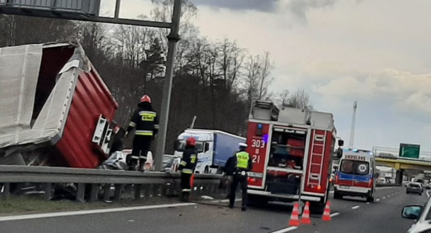 Ciężarówka zderzyła się z osobówkami na S8 [FOTO]