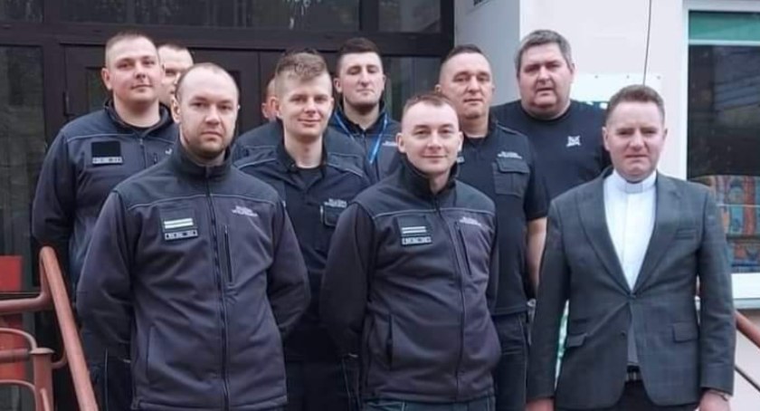  Funkcjonariusze z Grąd-Woniecka kolejny raz włączyli się w pomoc [FOTO]
