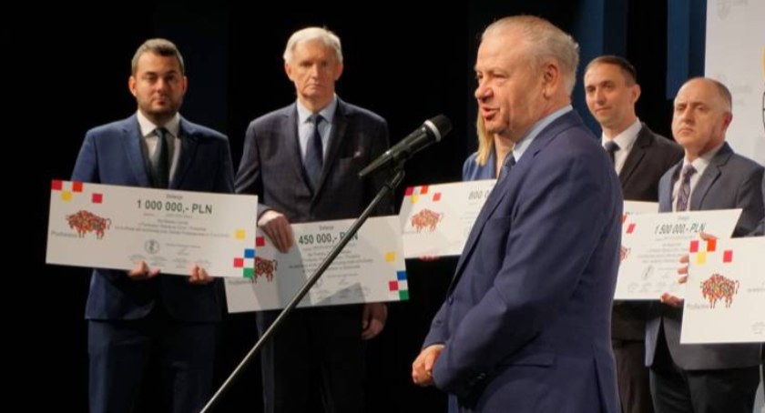 450 tys. zł trafi do Powiatu Zambrowskiego z Funduszu Gmin i Powiatów [FOTO+VIDEO]