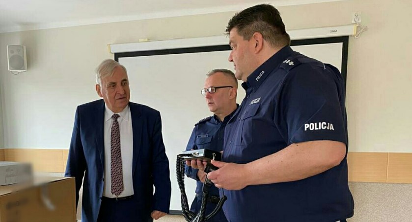 Zambrowska policja otrzymała przyrząd do pomiaru przepuszczalności światła w szybach pojazdów