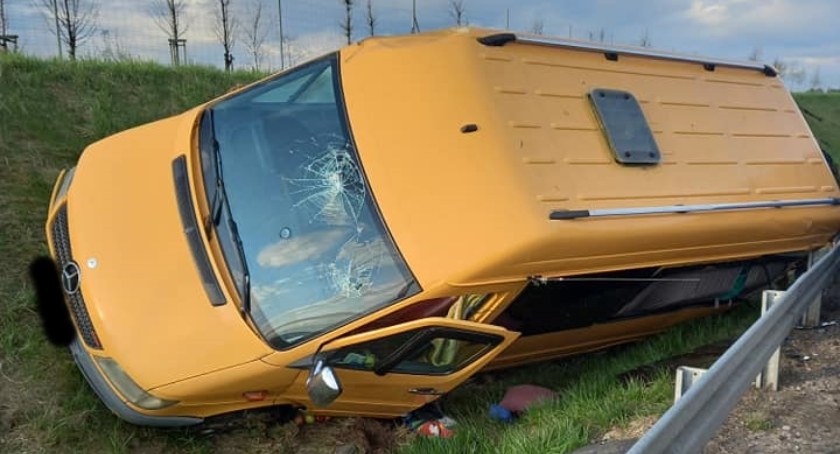 Bus wypadł z drogi na S8 [FOTO]