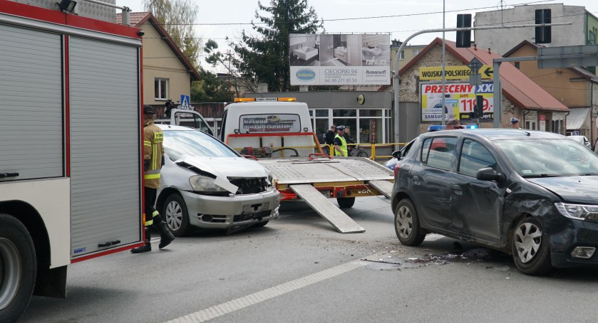 Wypadek na jednym ze skrzyżowań w Zambrowie. Pasażerka trafiła do szpitala [FOTO]