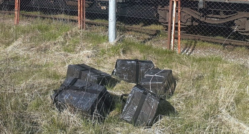 Ponad 11 tysięcy paczek papierosów przemycano w pociągu towarowym [FOTO]
