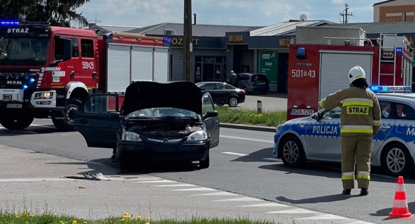 Dwie osobówki zderzyły się na jednym ze skrzyżowań w Zambrowie [FOTO]