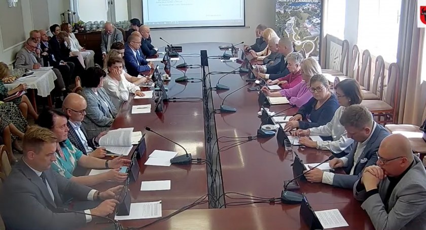 Burmistrz z absolutorium, a radni z podwyżkami