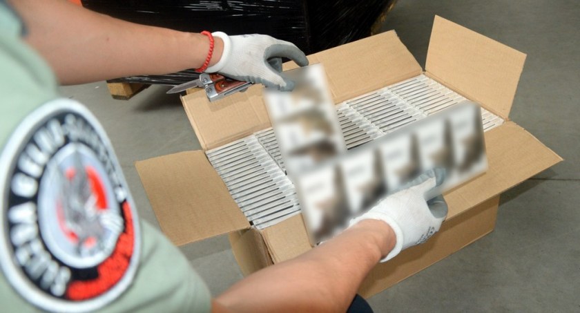 Przemyt pół miliona paczek papierosów w ładunku wełny mineralnej [FOTO+VIDEO]
