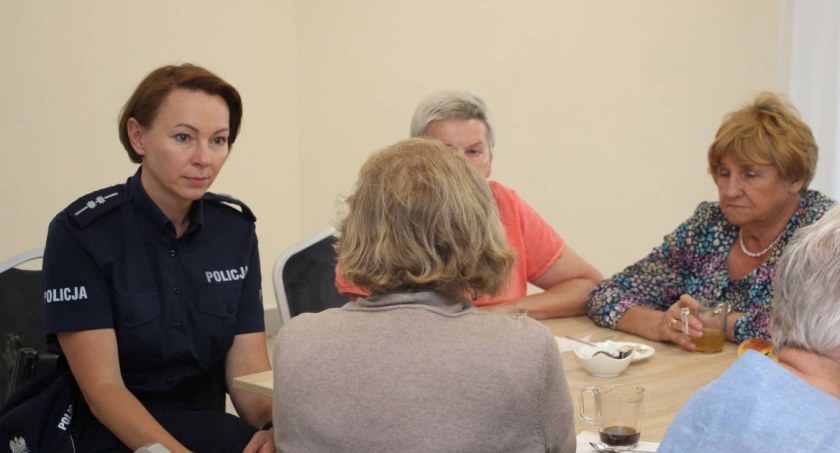 Policjanci rozmawiali z mieszkańcami gminy Zambrów [FOTO]