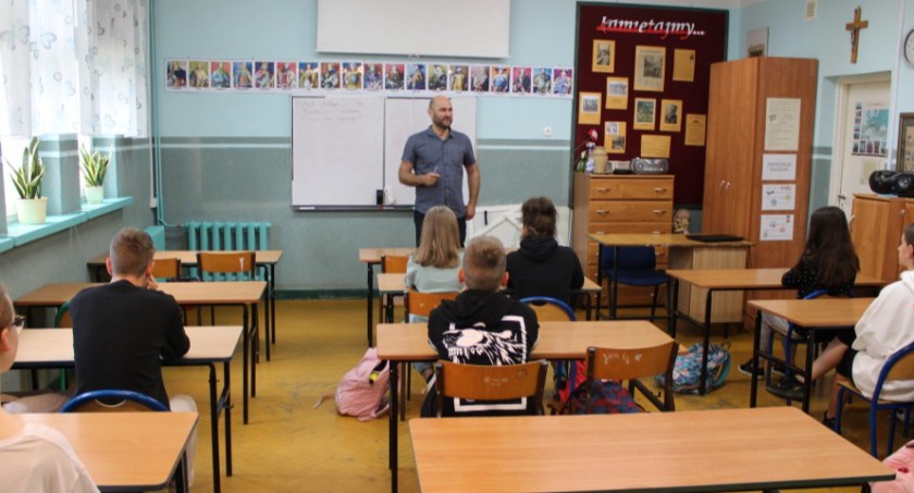 Jacek Łapiński zarażał optymizmem uczniów z gminy Zambrów [FOTO]
