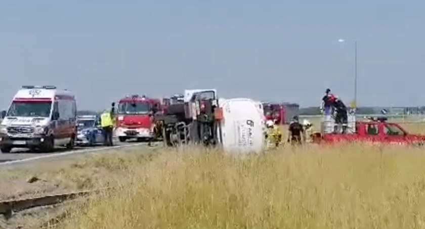 Cysterna przewróciła się przy zjeździe z obwodnicy Zambrowa [FOTO+VIDEO] [AKTUALIZACJA]