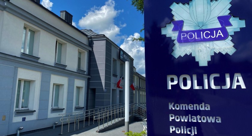 Nie żyje 35-latek, który podpalił się przed komisariatem policji w Kolnie