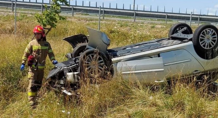 Osobówka dachowała na S8. Dwie osoby w szpitalu [FOTO]