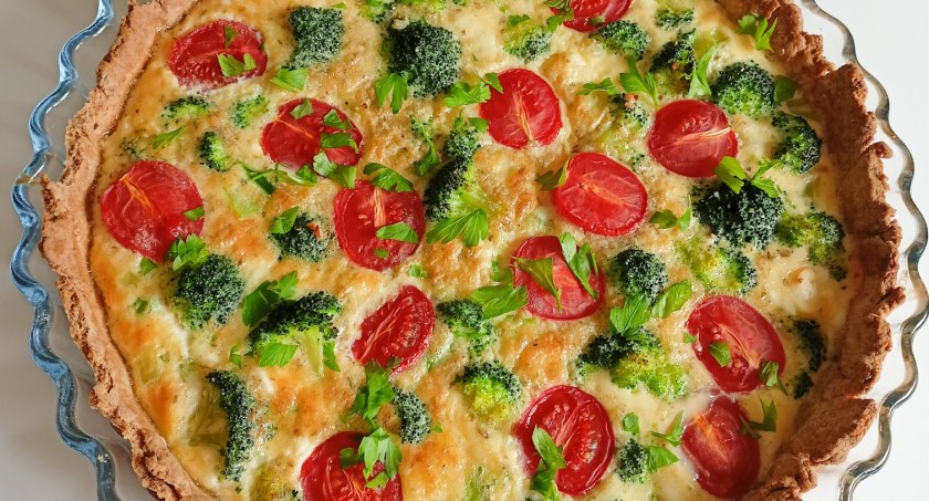 Tarta z brokułem, pomidorkami i fetą