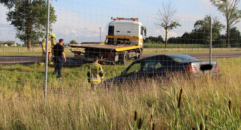 Osobówka wypadła z drogi na S8 [FOTO + VIDEO]