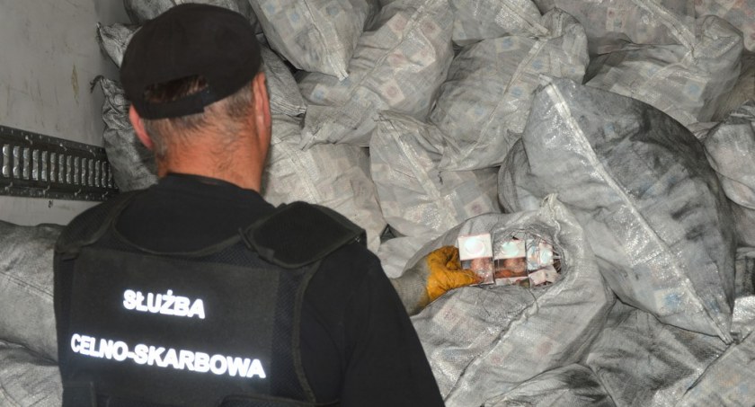 Próbowali przemycić papierosy w ładunku węgla drzewnego [FOTO+VIDEO]