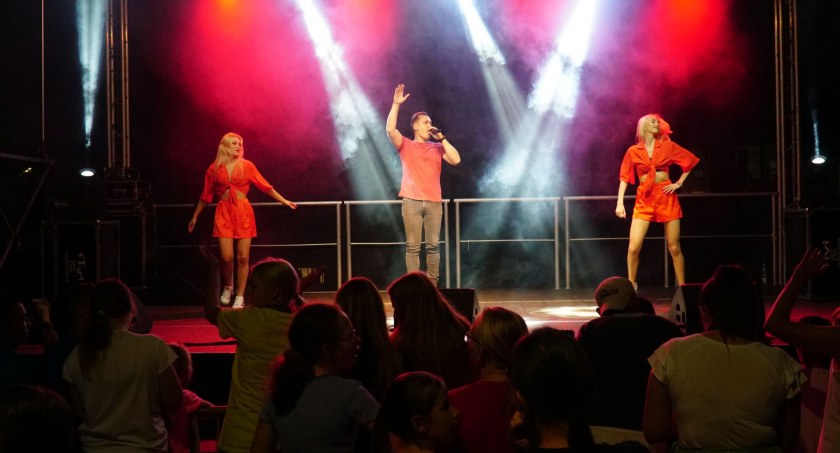 Potańcówka na skwerze przyciągnęła miłośników tańca i dobrej zabawy [FOTO+VIDEO]