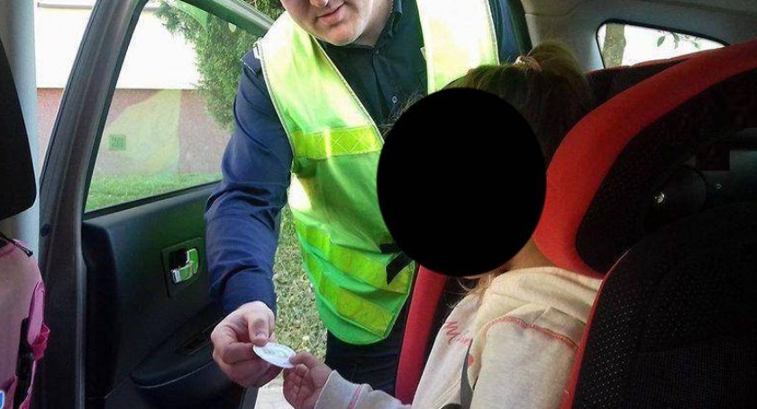 Zostawiła dziecko w aucie i poszła na zakupy
