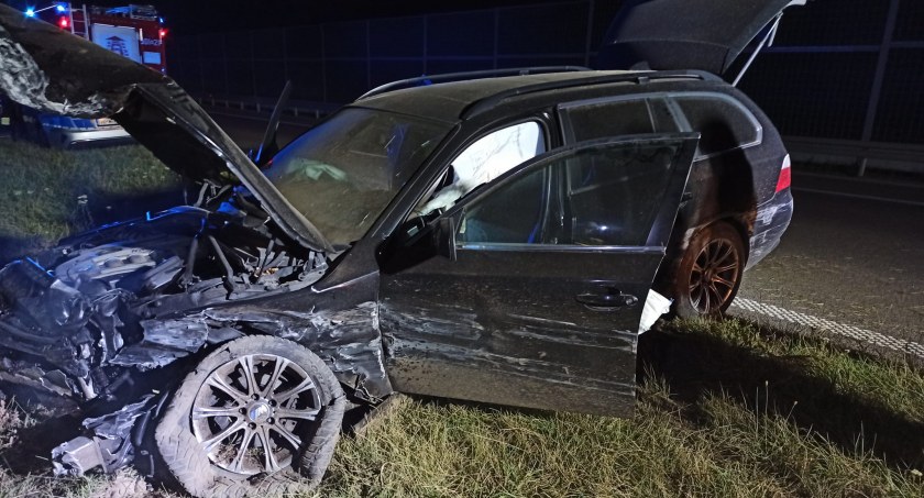 S8: jedno auto się zapaliło, drugie uderzyło w barierki [FOTO]