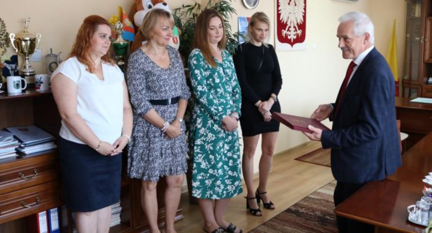 Wójt wręczył awanse czterem nauczycielkom [FOTO]
