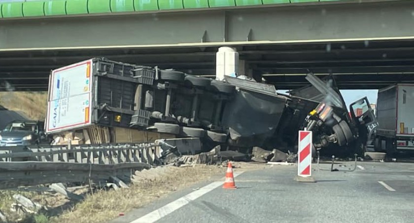Wypadek ciężarówki na S8. Droga zablokowana [FOTO+AKTUALIZACJA]