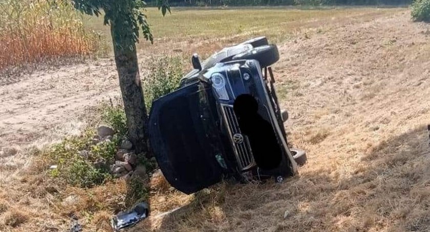 Stracił panowanie nad pojazdem i wylądował na boku w rowie [FOTO]