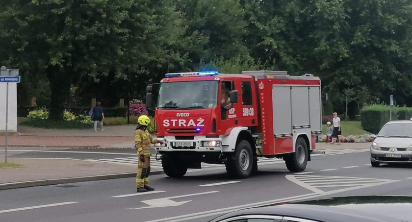 Plama oleju ciągnie się przez trzy ulice w Zambrowie - aktualizacja [FOTO]