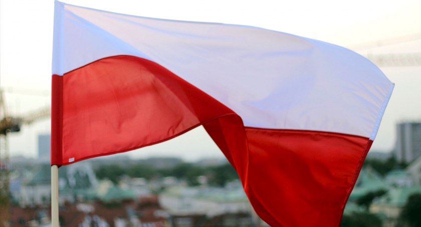 Urzędnicy na wolnym, więc nie było komu wydać dyspozycji o wywieszeniu flag w dzień Święta Wojska Polskiego