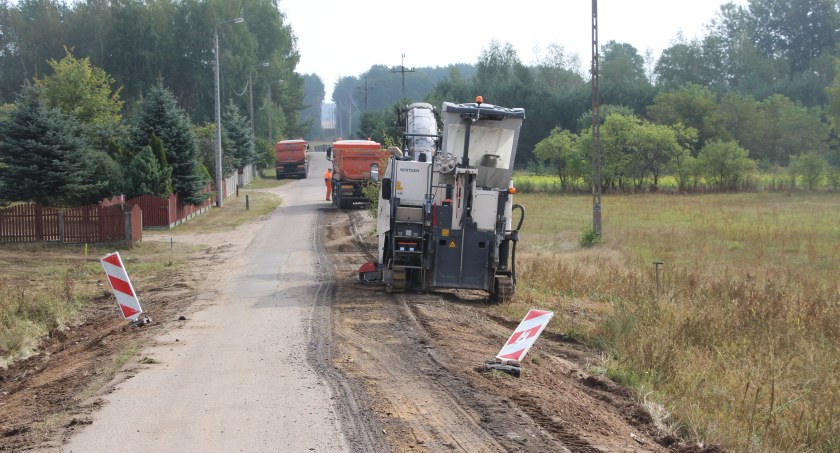 Trwa remont drogi w Zbrzeźnicy i Baczach Mokrych [FOTO]