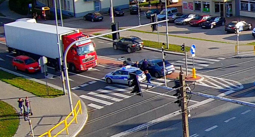 VIDEO: Pijana wyprzedzała na wysepce, potem staranowała sygnalizację świetlną