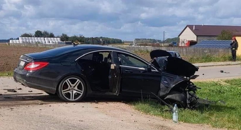 Kompletnie pijany 24-latek spowodował wypadek. 2 osoby w szpitalu [FOTO]