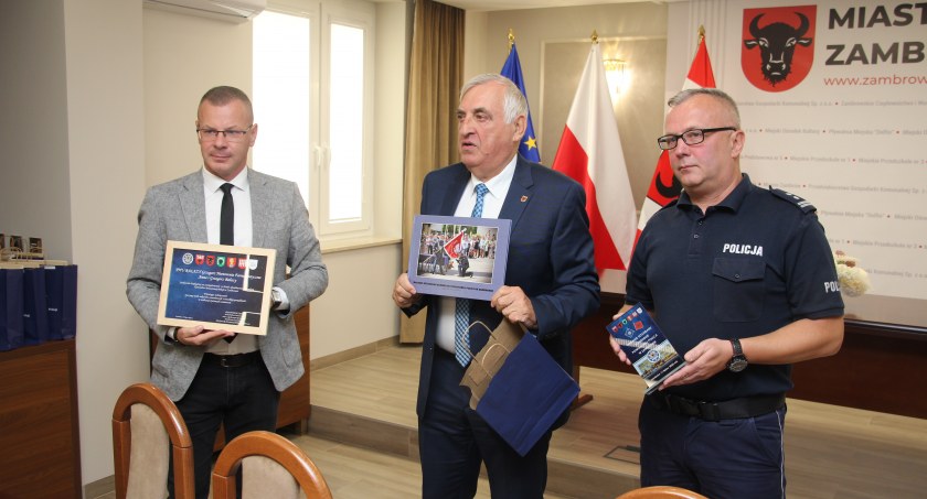 Komendant podziękował za wsparcie w ufundowaniu sztandaru dla zambrowskiej policji [FOTO]