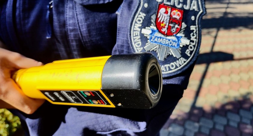 Nietrzeźwy, pod wpływem środków odurzających, bez uprawnień i z narkotykami... kierował autem