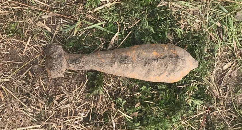 Granat moździerzowy znaleziony na polu w gminie Zambrów. Niewybuch zabrali saperzy