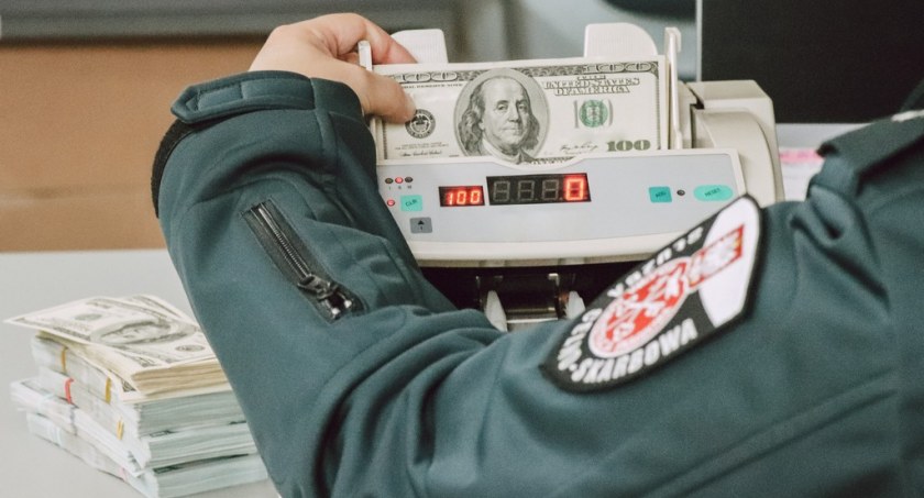 Wpadli na granicy z ukrytymi dolarami i euro
