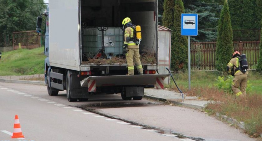 Żrąca substancja wyciekła z ciężarówki. Droga zablokowana [FOTO]