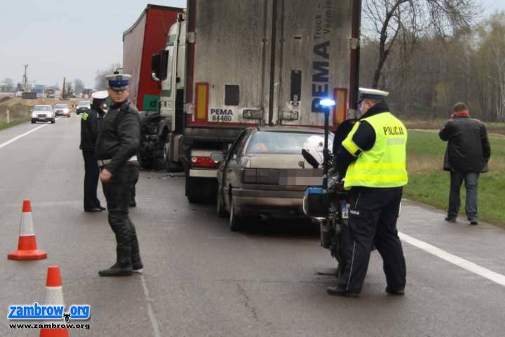 Kolejny karambol na drodze nr 8. Samochód osobowy zmiażdżony pomiędzy dwiema ciężarówkami. Są ranni