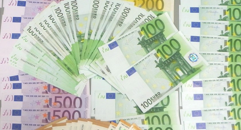 Chciał wwzieźć do Polski 20 tys. euro. Został ukarany mandatem